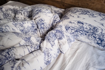 白色床上的蓝白枕头